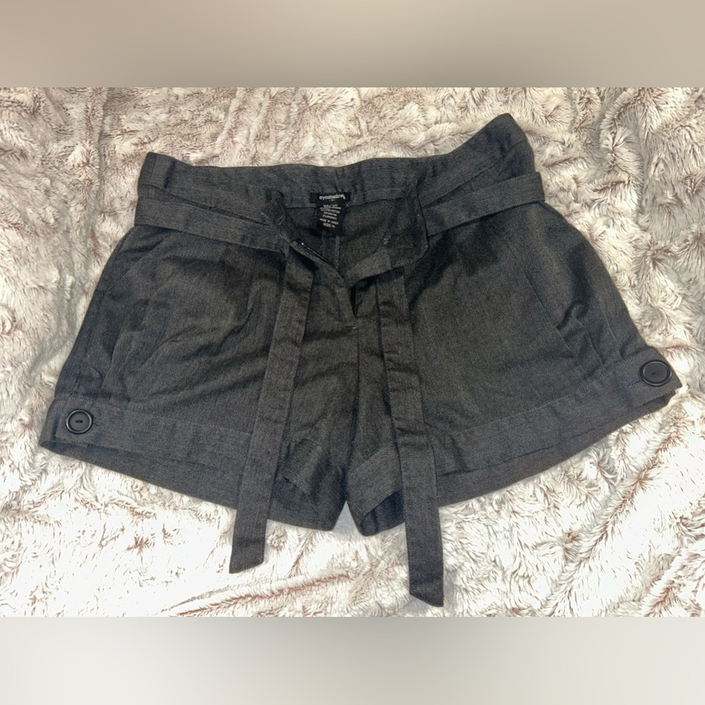 Eyeshadow High Rise Shorts - Picture 2 of 4